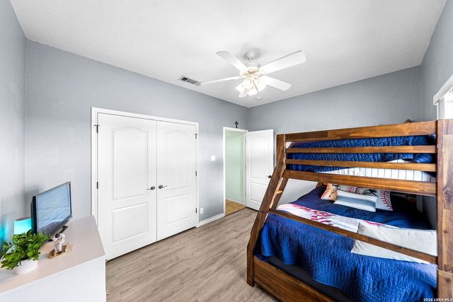 700 Lake Valley Dr, La Vernia, TX 78121