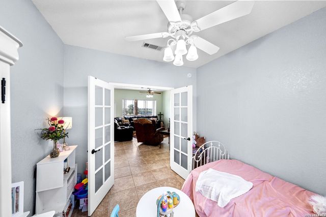 700 Lake Valley Dr, La Vernia, TX 78121
