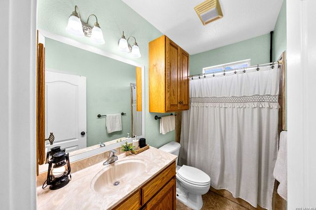 700 Lake Valley Dr, La Vernia, TX 78121