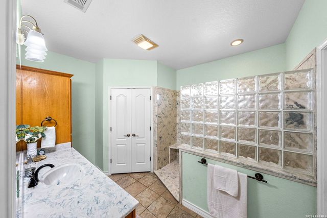 700 Lake Valley Dr, La Vernia, TX 78121