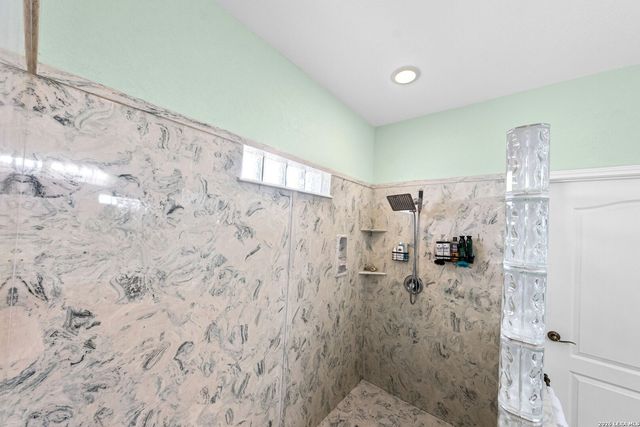 700 Lake Valley Dr, La Vernia, TX 78121