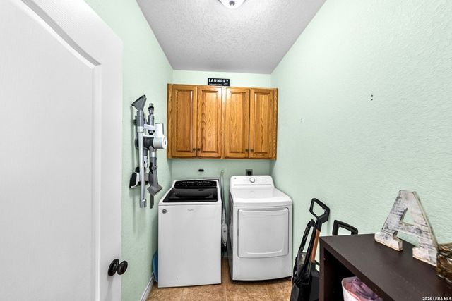 700 Lake Valley Dr, La Vernia, TX 78121