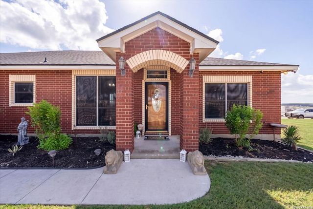 700 Lake Valley Dr, La Vernia, TX 78121