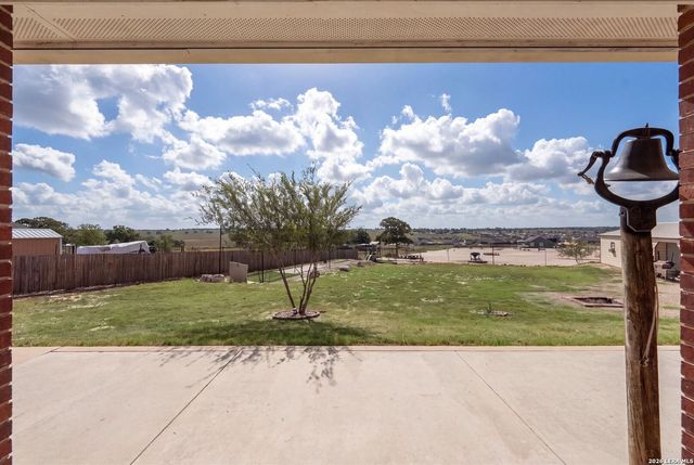 700 Lake Valley Dr, La Vernia, TX 78121