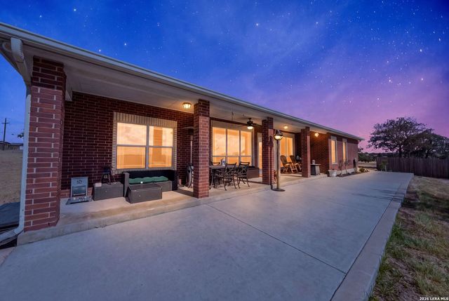 700 Lake Valley Dr, La Vernia, TX 78121