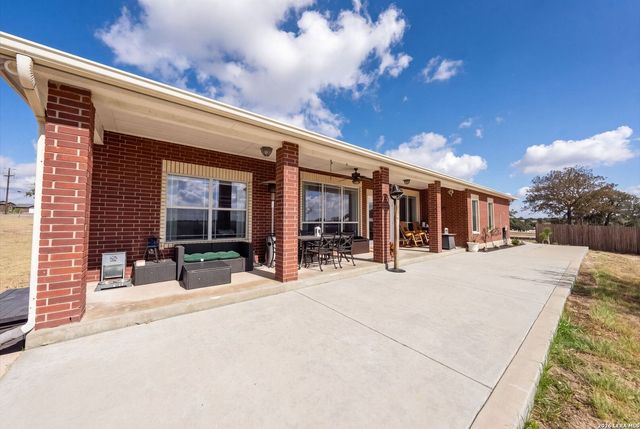 700 Lake Valley Dr, La Vernia, TX 78121