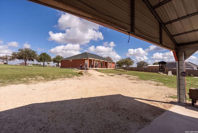 700 Lake Valley Dr, La Vernia, TX 78121