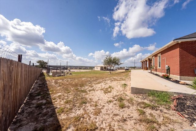 700 Lake Valley Dr, La Vernia, TX 78121