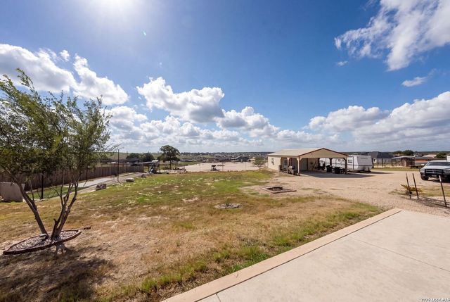 700 Lake Valley Dr, La Vernia, TX 78121