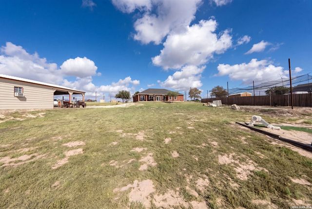 700 Lake Valley Dr, La Vernia, TX 78121