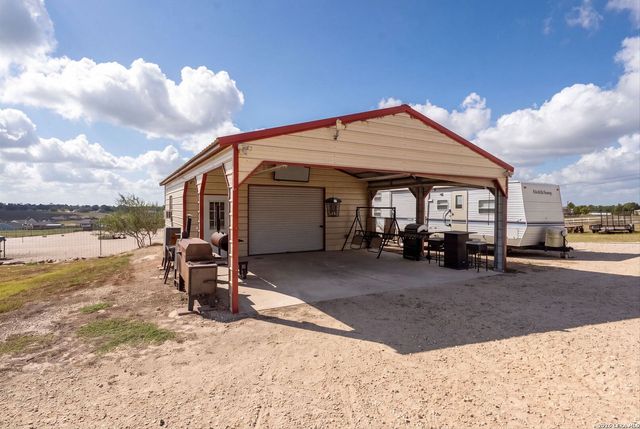 700 Lake Valley Dr, La Vernia, TX 78121