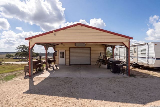 700 Lake Valley Dr, La Vernia, TX 78121