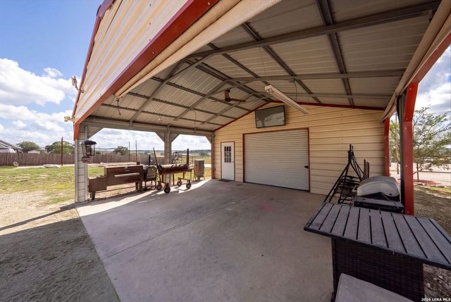 700 Lake Valley Dr, La Vernia, TX 78121