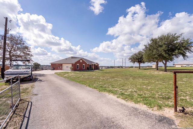 700 Lake Valley Dr, La Vernia, TX 78121