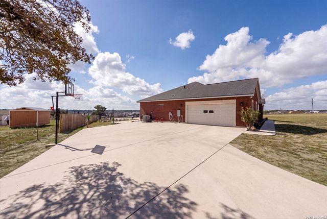 700 Lake Valley Dr, La Vernia, TX 78121