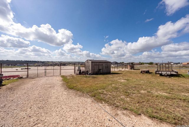 700 Lake Valley Dr, La Vernia, TX 78121