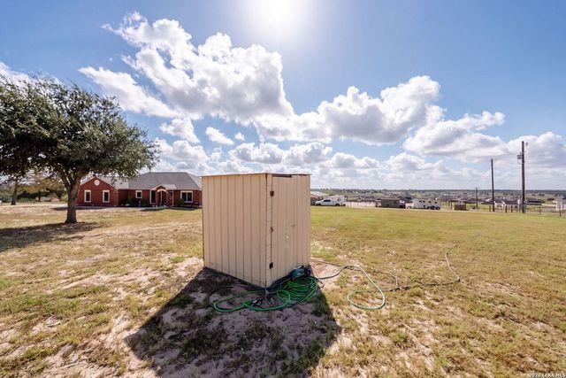 700 Lake Valley Dr, La Vernia, TX 78121