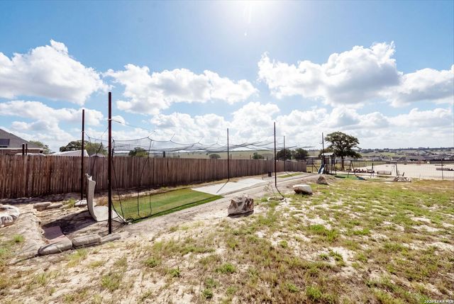 700 Lake Valley Dr, La Vernia, TX 78121