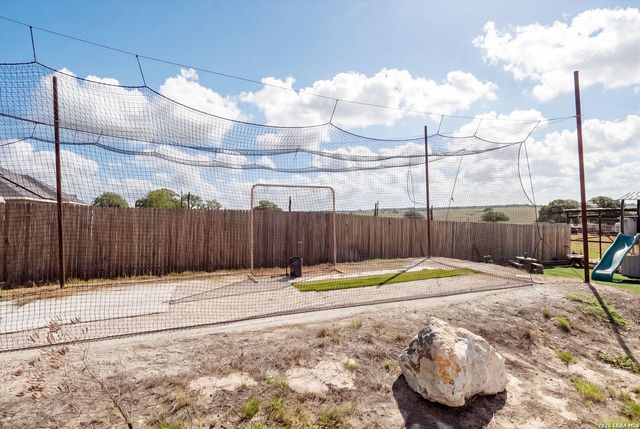 700 Lake Valley Dr, La Vernia, TX 78121