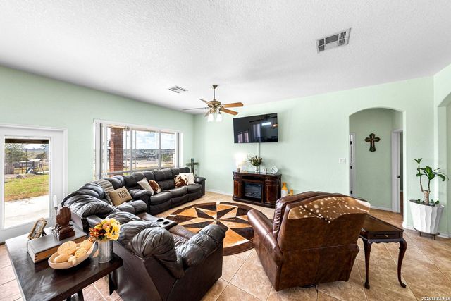 700 Lake Valley Dr, La Vernia, TX 78121