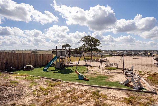 700 Lake Valley Dr, La Vernia, TX 78121