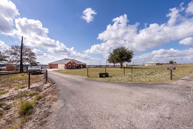 700 Lake Valley Dr, La Vernia, TX 78121
