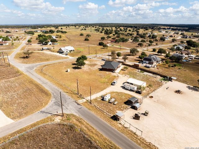 700 Lake Valley Dr, La Vernia, TX 78121