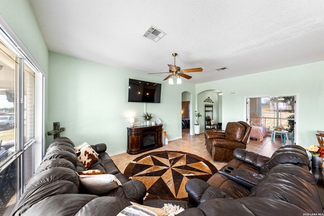 700 Lake Valley Dr, La Vernia, TX 78121