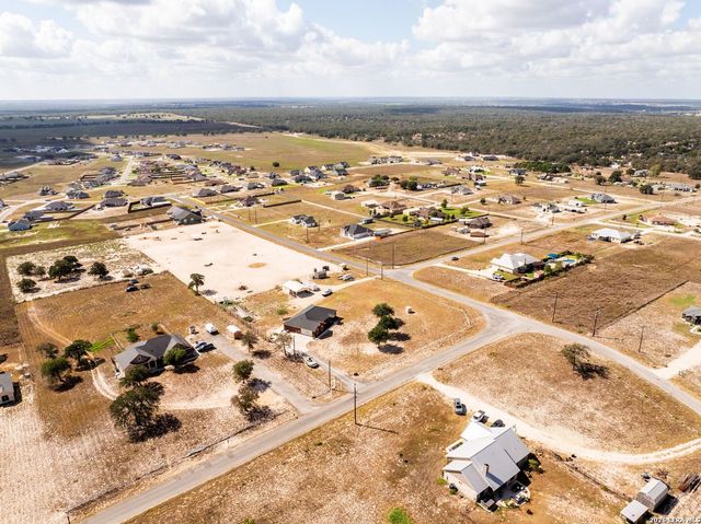 700 Lake Valley Dr, La Vernia, TX 78121