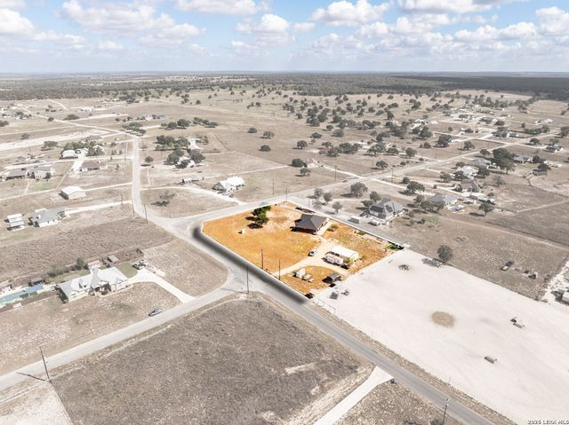 700 Lake Valley Dr, La Vernia, TX 78121