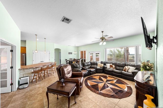 700 Lake Valley Dr, La Vernia, TX 78121