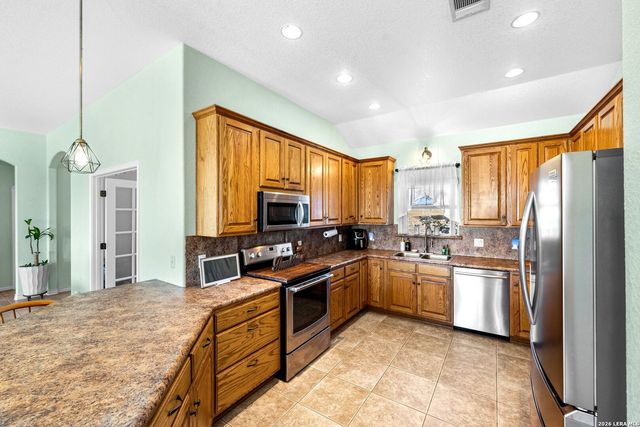700 Lake Valley Dr, La Vernia, TX 78121