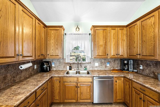 700 Lake Valley Dr, La Vernia, TX 78121