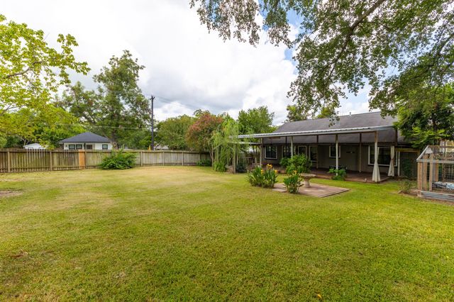 511 W Val Verde Street, Brenham, TX 77833