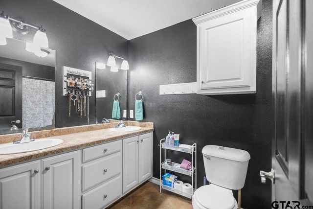 202 Spring Valley Rd, Queen City, TX 75572