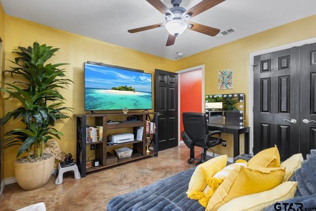 202 Spring Valley Rd, Queen City, TX 75572