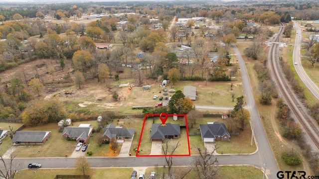 202 Spring Valley Rd, Queen City, TX 75572