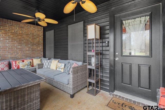 202 Spring Valley Rd, Queen City, TX 75572