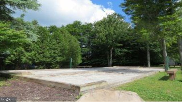 6522 RUNNYMEAD LN, Tobyhanna, PA 18466