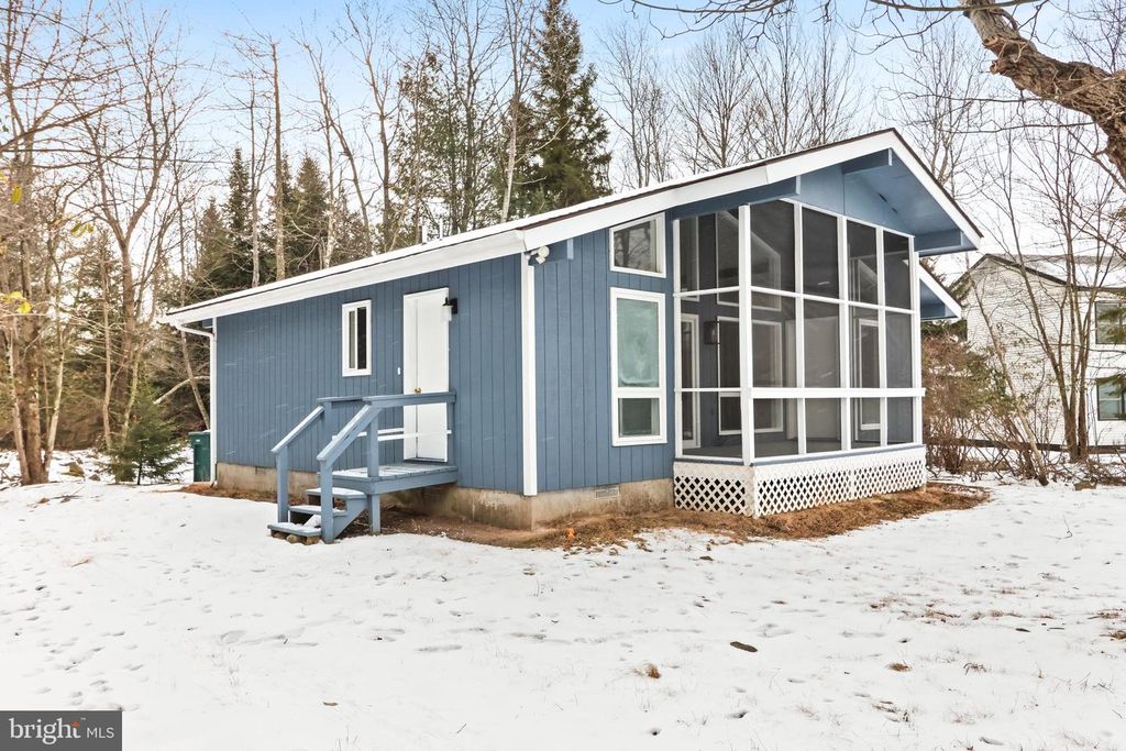 6522 RUNNYMEAD LN, Tobyhanna, PA 18466