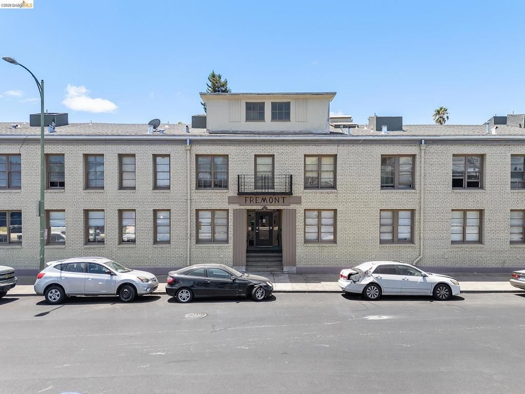 Image 2 of property listing at 4609 Bond St, Oakland, CA 94601