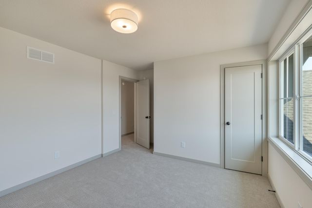 5036 Airlake Draw, Woodbury, MN 55129