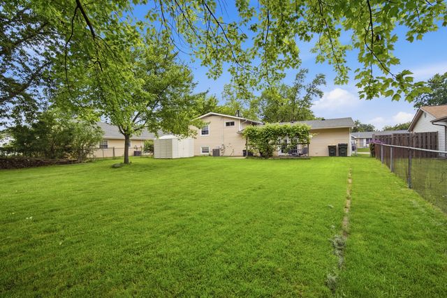 890 Yorkshire Drive, Hanover Park, IL 60133