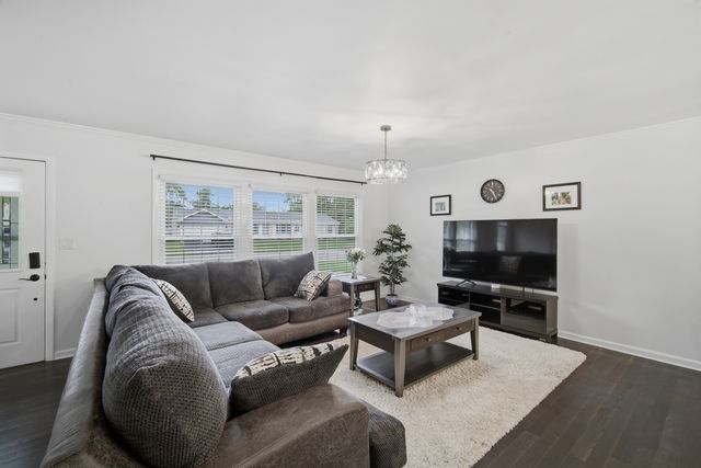 890 Yorkshire Drive, Hanover Park, IL 60133