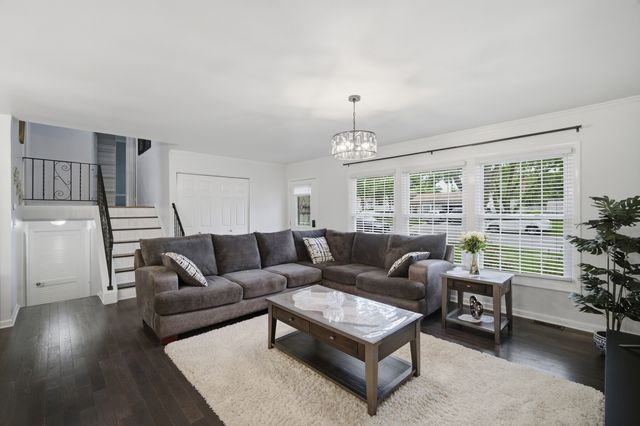 890 Yorkshire Drive, Hanover Park, IL 60133