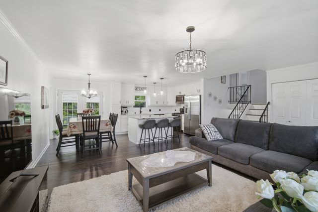 890 Yorkshire Drive, Hanover Park, IL 60133