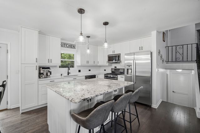 890 Yorkshire Drive, Hanover Park, IL 60133