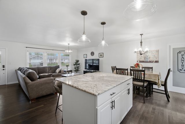 890 Yorkshire Drive, Hanover Park, IL 60133