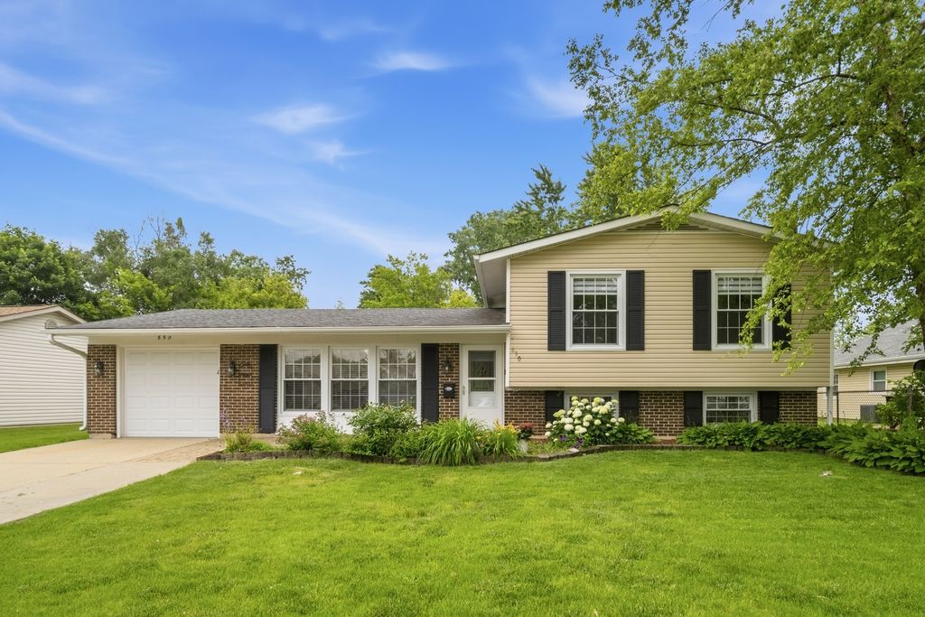 890 Yorkshire Drive, Hanover Park, IL 60133