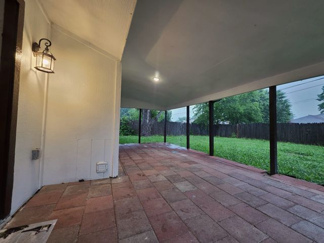 926 W Embercrest Drive, Arlington, TX 76017